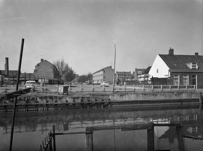 87191 Gezicht over de Vecht op de Hogenoord hoek David van Mollemstraat te Utrecht, uit het oosten; geheel rechts de ...